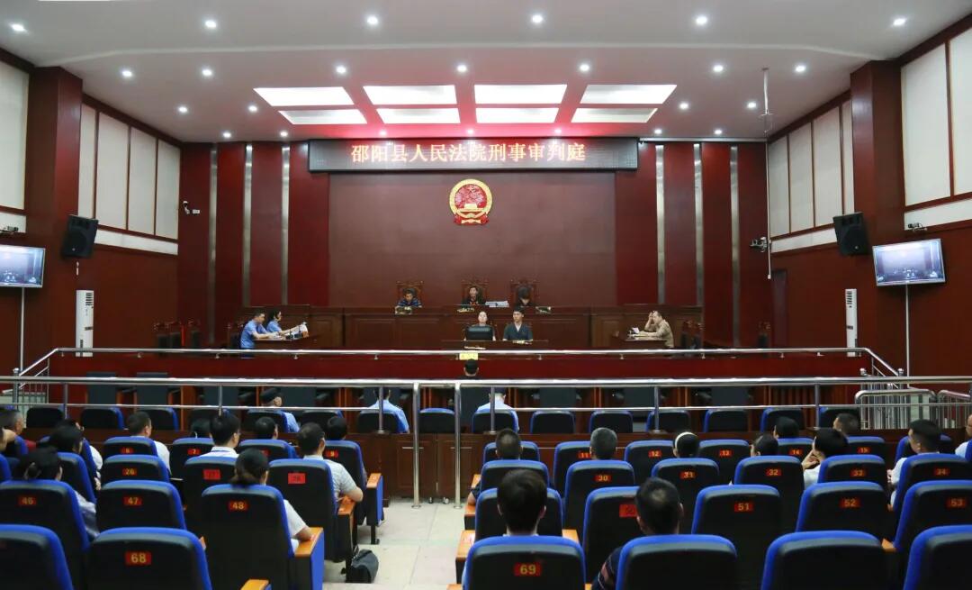 邵阳市政协机关组织党员干部旁听法院庭审(图1)