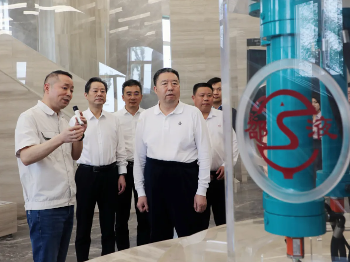 毛万春在邵阳调研：因地制宜培育壮大新质生产力 加快特色产业转型升级(图2)