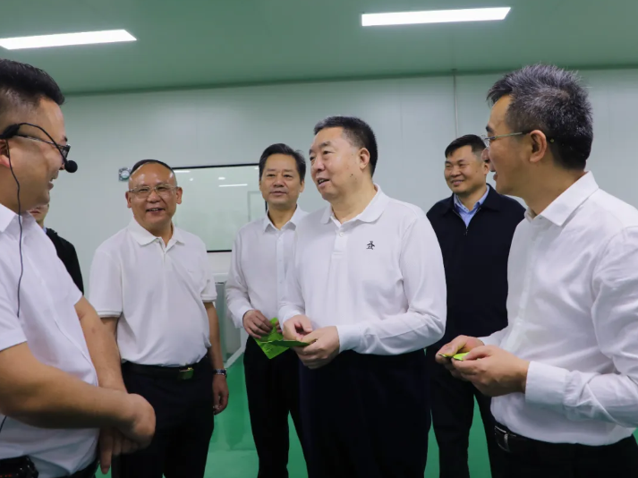 毛万春在邵阳调研：因地制宜培育壮大新质生产力 加快特色产业转型升级(图4)