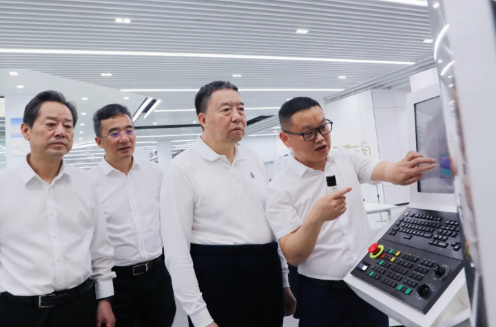 毛万春在邵阳调研：因地制宜培育壮大新质生产力 加快特色产业转型升级(图3)